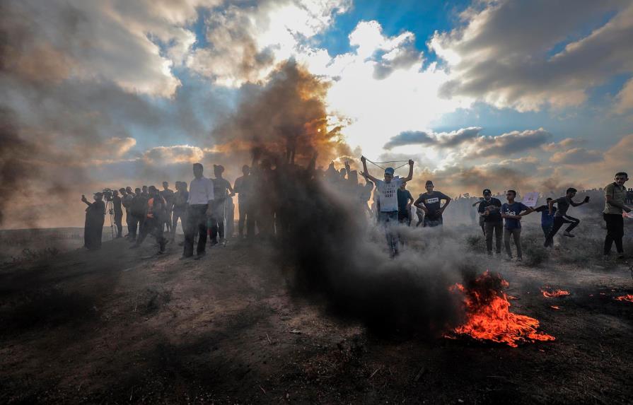 Israel bombardea Gaza tras globos incendiarios en plena tensión fronteriza