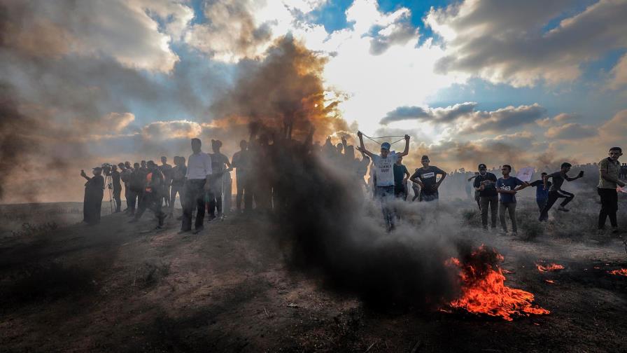 Israel bombardea Gaza tras globos incendiarios en plena tensión fronteriza