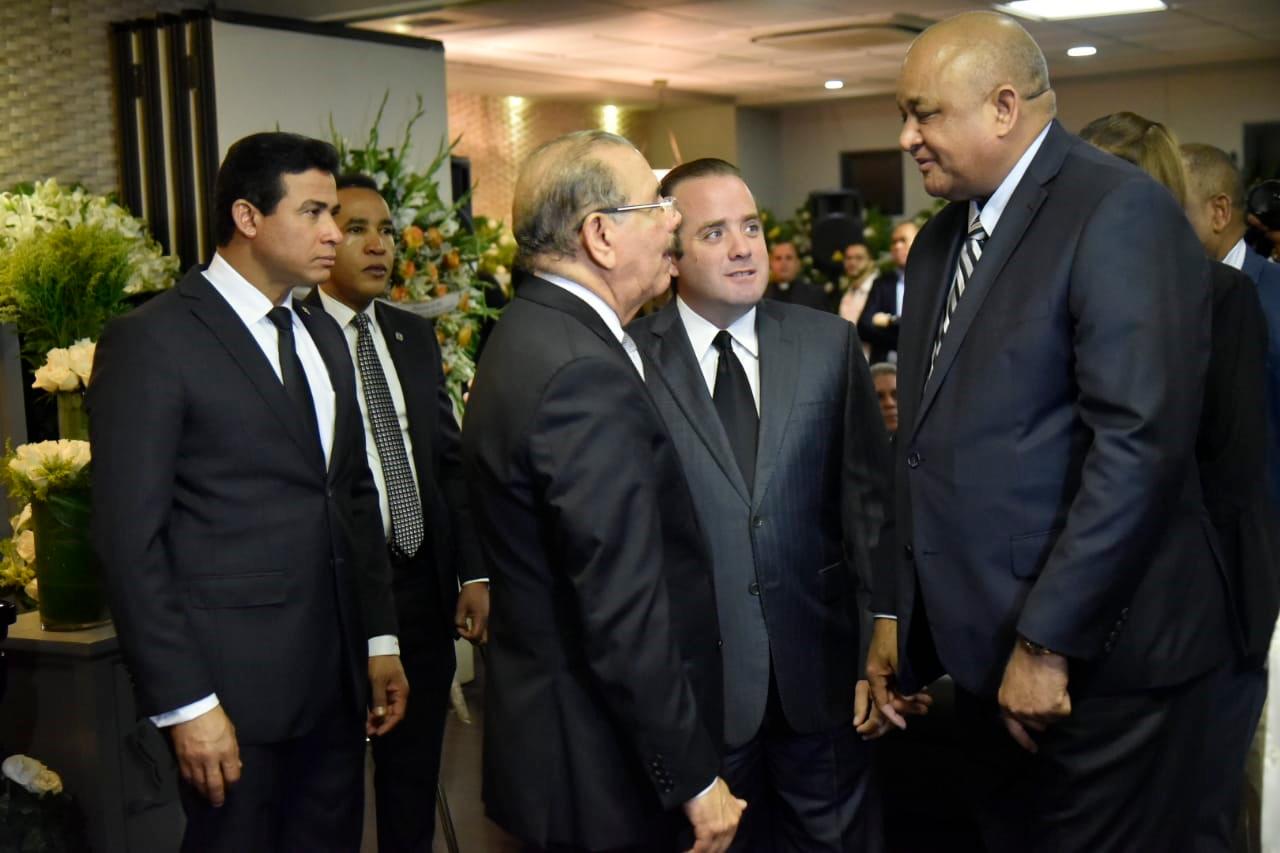 Dirigentes perremeístas dan su pésame al presidente Danilo Medina.