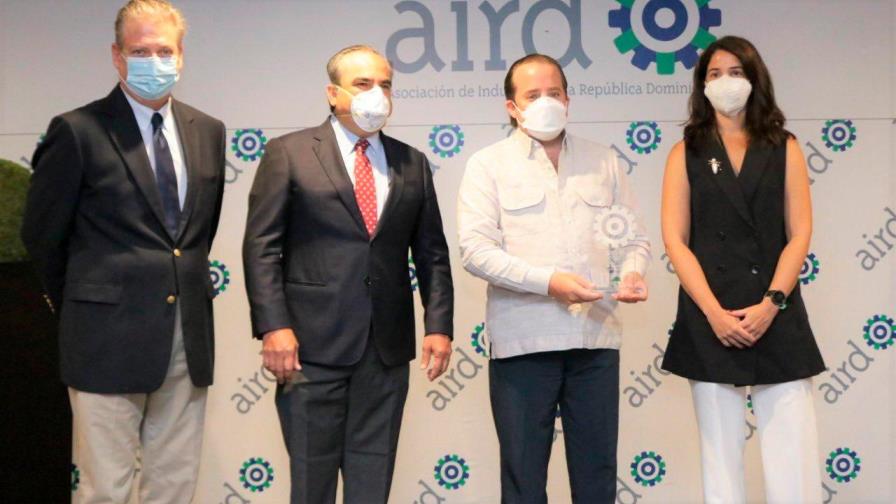 Senador José Paliza recibe reconocimientos de AIRD y Asonahores 
