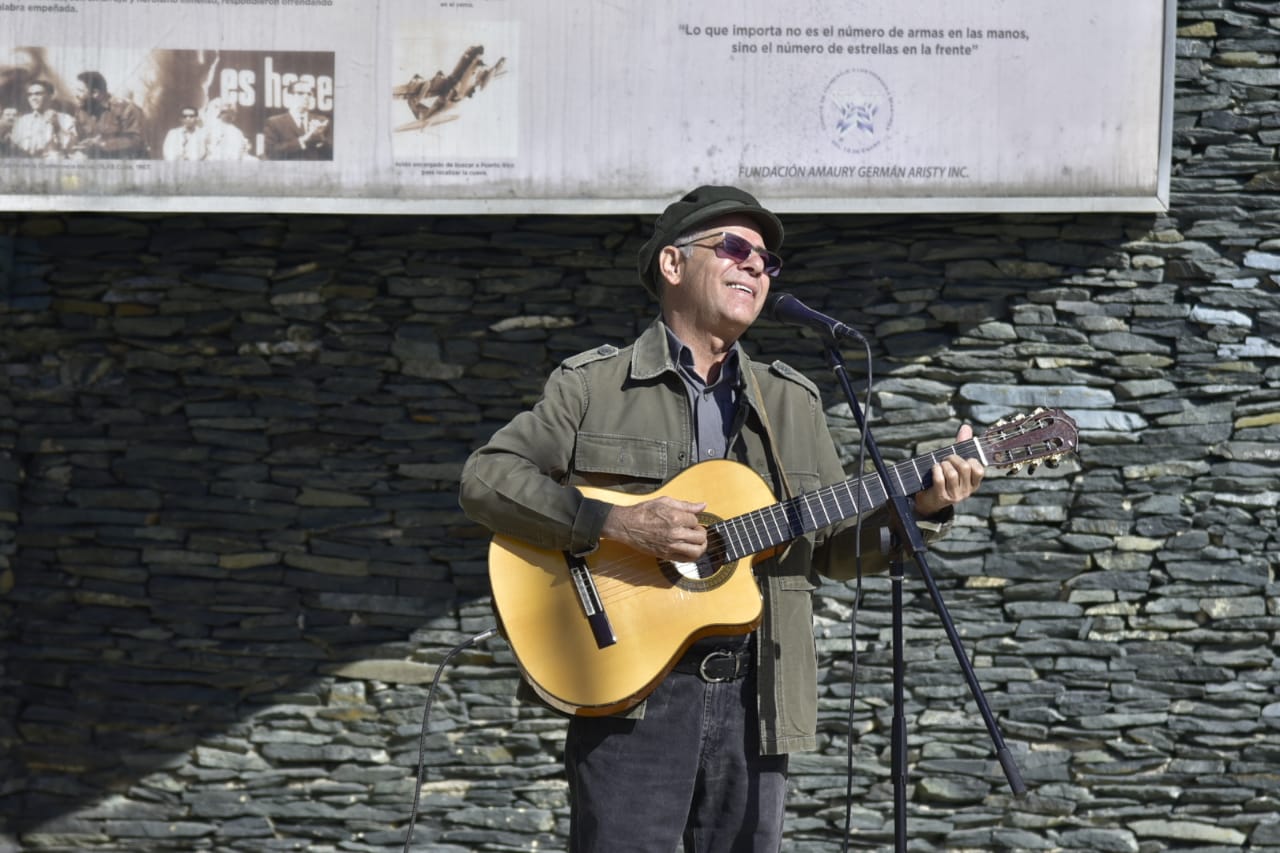 Manuel Jiménez interpretó varias canciones eh homenaje a Los Palmeros