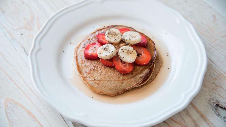 Día 5: Pancakes de avena y leche de almendras con guineo