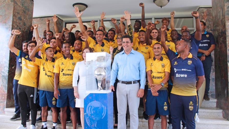 Los campeones del Pantoja llevan la copa al Ayuntamiento del Distrito Nacional