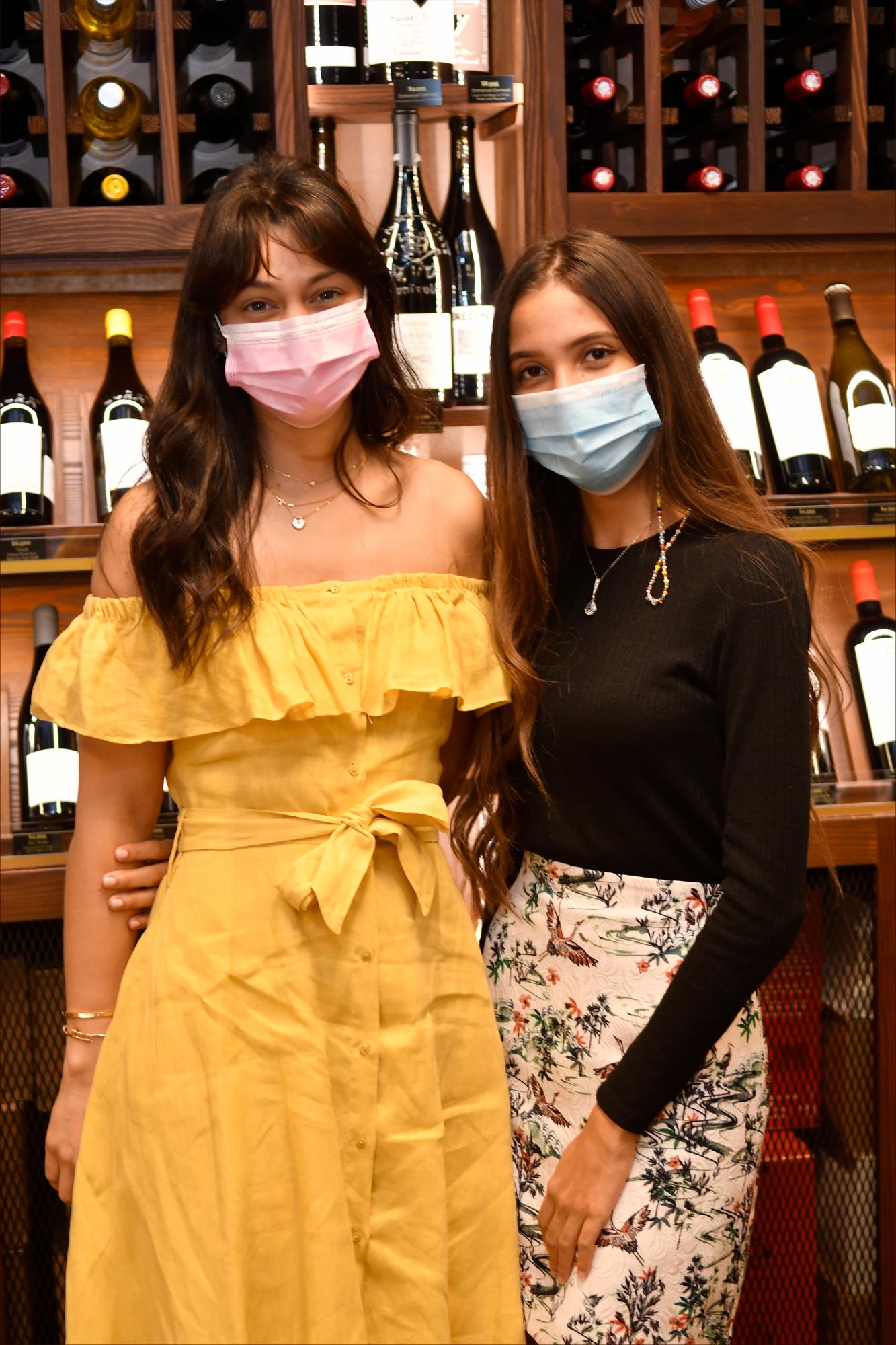 Paola Liranzo y Suribeth Casado.