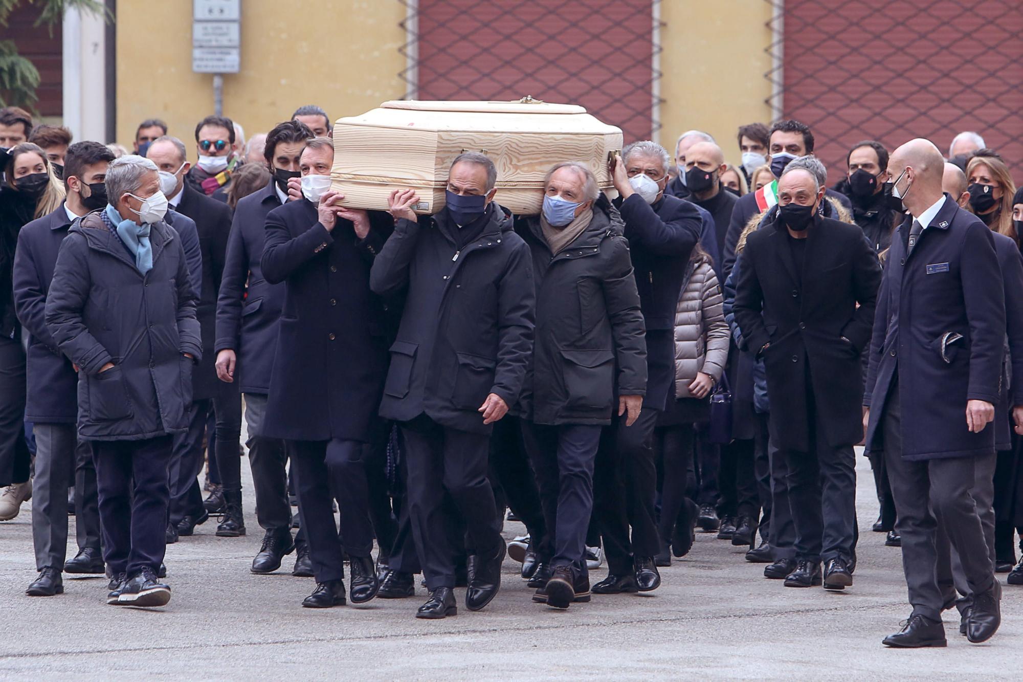El féretro con los restos de Paolo Rossi es llevado por sus compañeros en la selección nacional, desde la izquierda, al concluir el funeral en la catedral de Vicenza el sábado, 12 de diciembre del 2020. Rossi falleció el miércoles de cáncer a los 64 años. (Claudio Furlan/LaPresse vía AP)