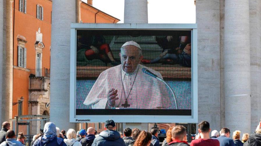 El papa reza el ángelus en streaming en una plaza con baja afluencia El papa reza el ángelus en streaming en una plaza con baja afluencia