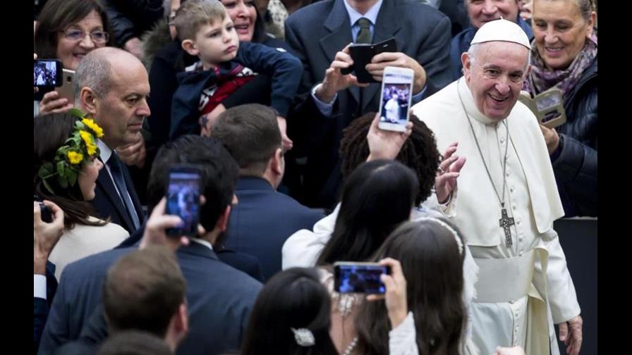 Papa pide  ayudar a los pobres y  “no mundanizar la Navidad” 