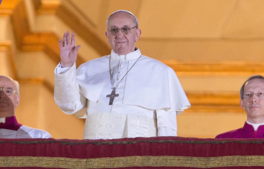 El papa visitó con el cantante Bocelli un centro de acogida para necesitados