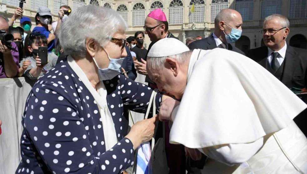 Papa besa tatuaje en el brazo de sobreviviente del Holocausto