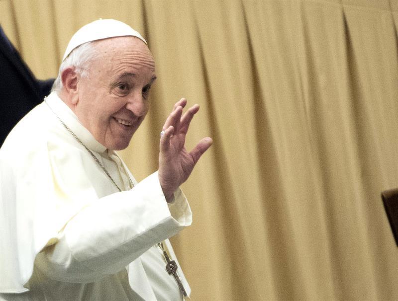 El papa critica  la “prepotencia  del dinero”