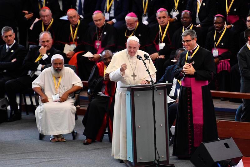 El papa asegura que el clero se está “momificando”