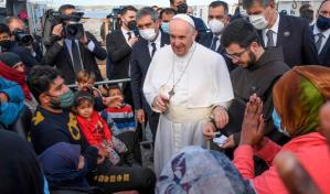 El papa denuncia la indiferencia de Europa hacia los refugiados en Lesbos, Grecia