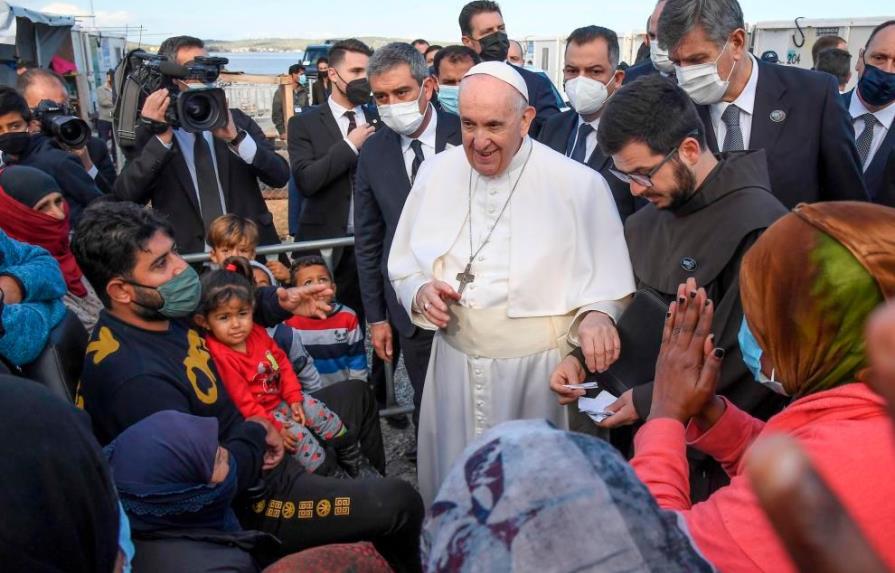 El papa denuncia la indiferencia de Europa hacia los refugiados en Lesbos, Grecia