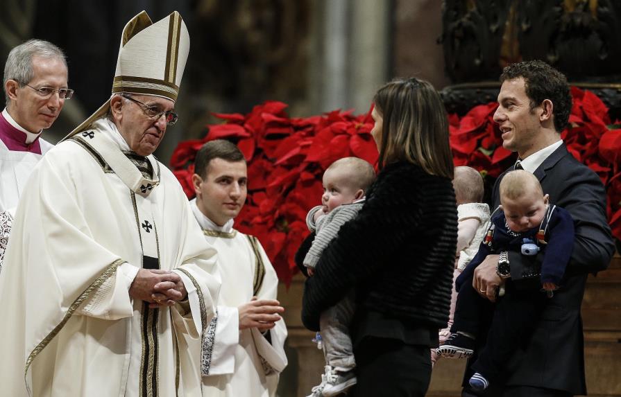 El papa llama a imitar la generosidad y humildad de los Reyes Magos