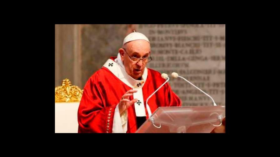 El papa visita a las personas sin hogar que son vacunadas en el Vaticano