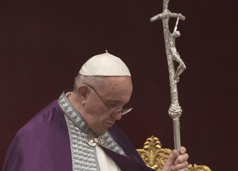 El papa aboga por una Iglesia abierta a escuchar a jóvenes 