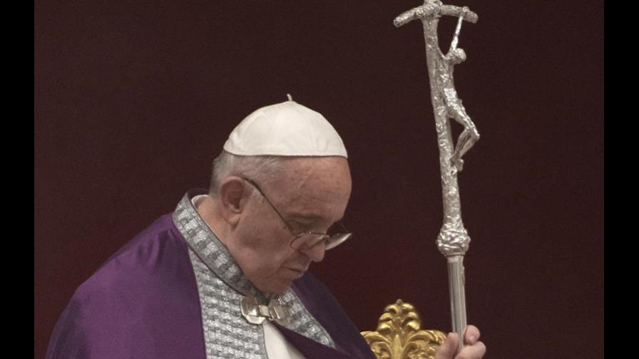 El papa aboga por una Iglesia abierta a escuchar a jóvenes 