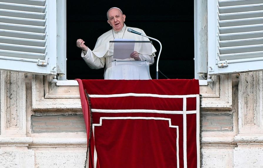 El papa reaparece ante la Plaza San Pedro para su plegaria dominical