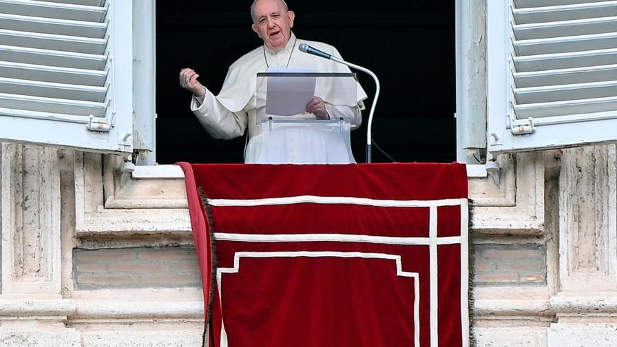 El papa reaparece ante la Plaza San Pedro para su plegaria dominical