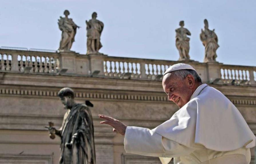 El papa pide liberarse de las “garras del consumismo”
