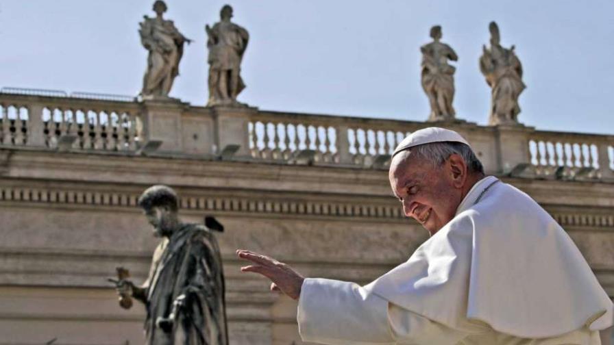 El papa pide liberarse de las “garras del consumismo”