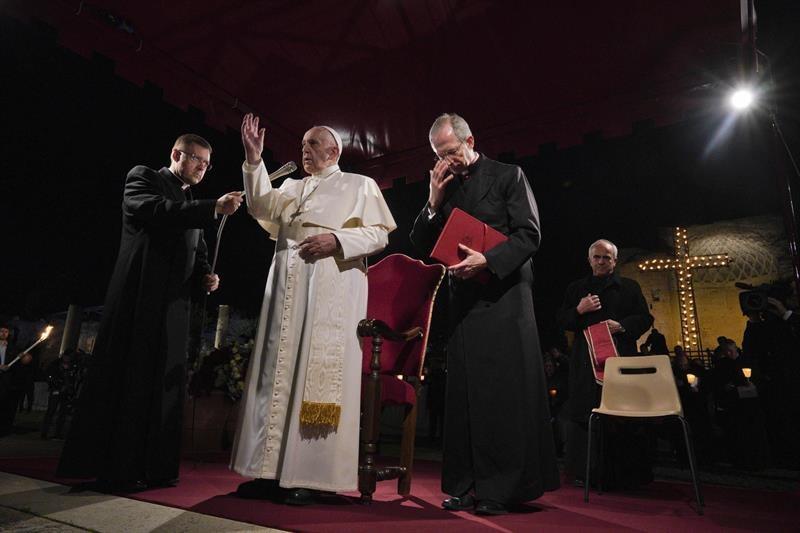 Papa Francisco: quien rechaza a los homosexuales “no tiene corazón humano”