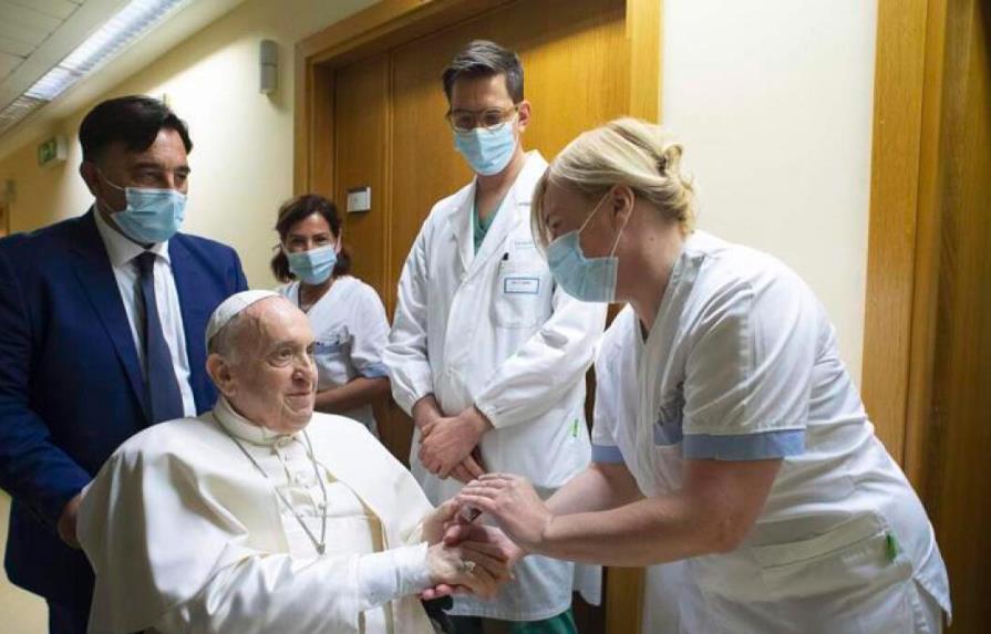 El papa sigue su rehabilitación y volverá al Vaticano “lo antes posible”