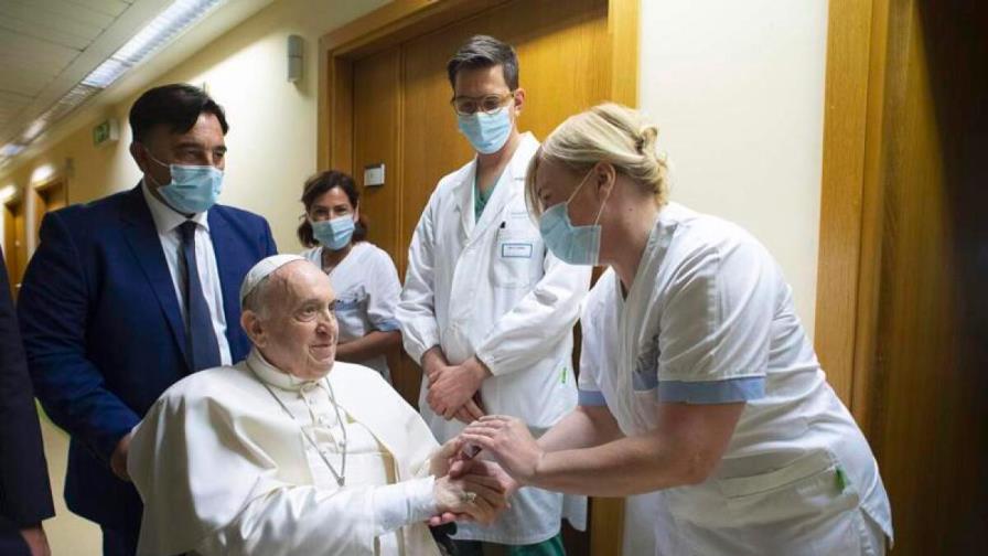 El papa sigue su rehabilitación y volverá al Vaticano “lo antes posible”