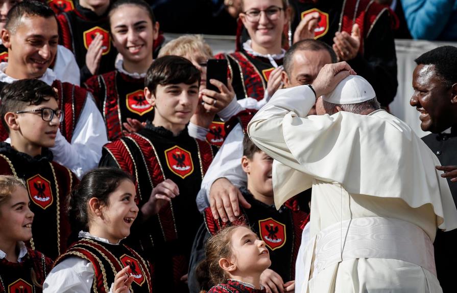 El papa pide a empresas de Internet responsabilidad en protección de menores