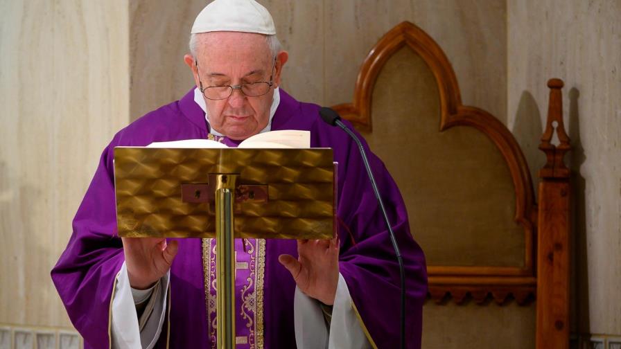 El papa critica a quien hace negocio con los necesitados durante la pandemia