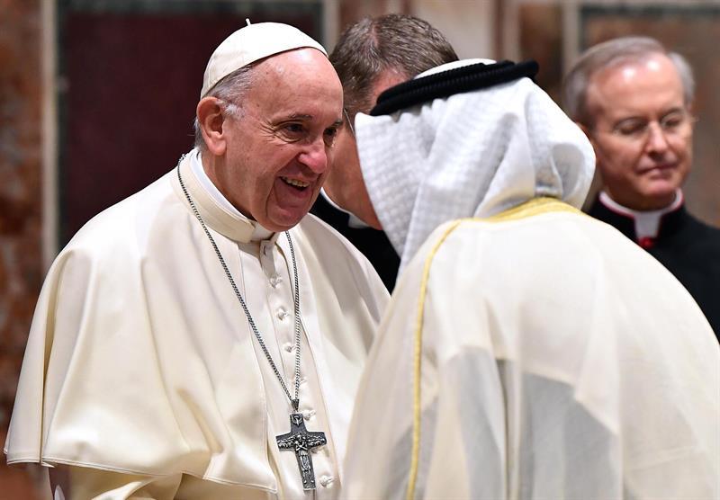 El papa pide a centros salud católicos no caer en los intereses económicos