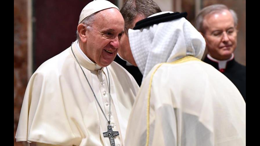 El papa pide a centros salud católicos no caer en los intereses económicos