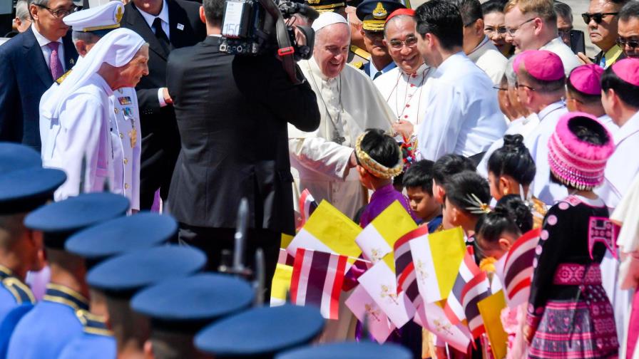 Francisco llega a Bangkok en la primera visita papal a Tailandia en 35 años