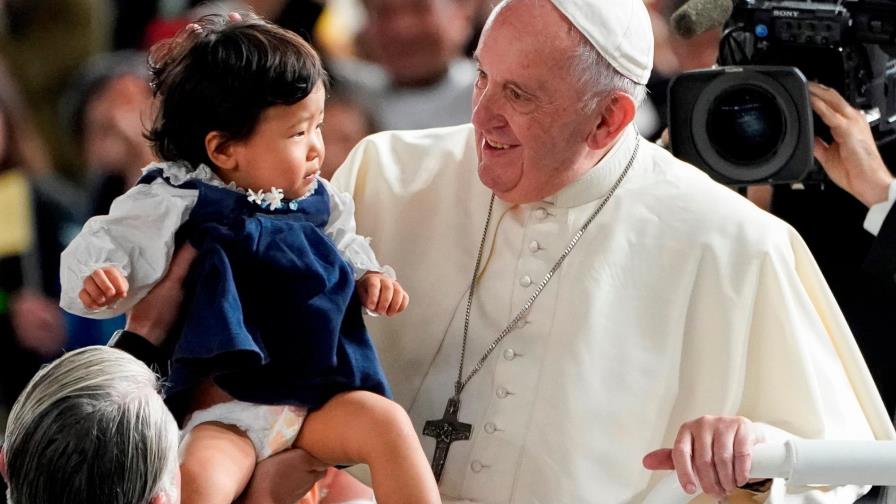 El papa alerta del “aislamiento social” en una misa multitudinaria en Tokio