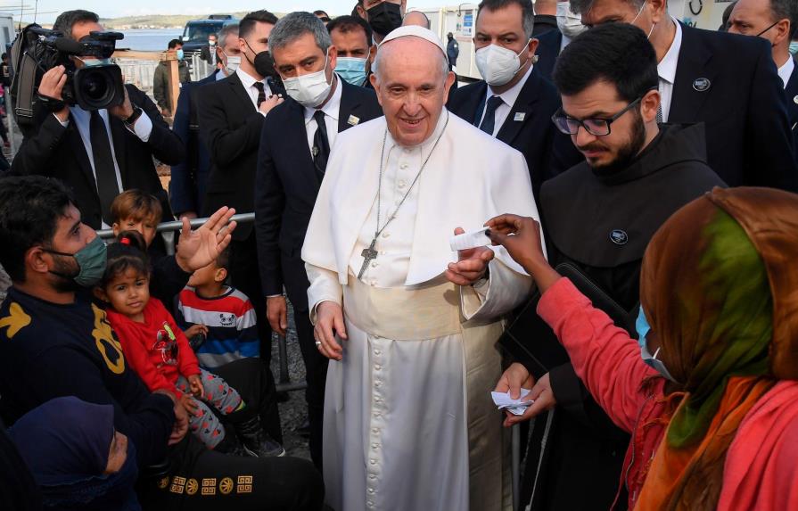 El papa pide mirar a los ojos de los inmigrantes, sobre todo los de sus hijos