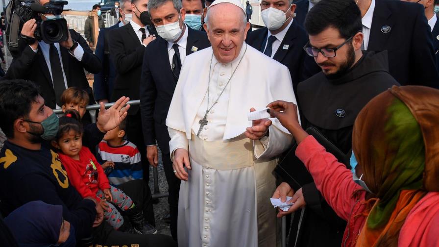 El papa pide mirar a los ojos de los inmigrantes, sobre todo los de sus hijos
