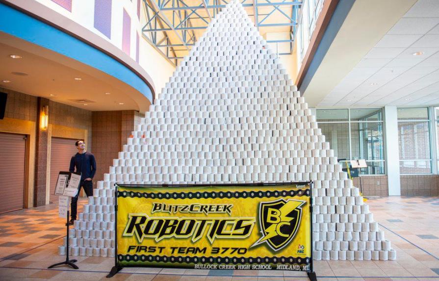 Estudiantes elaboran pirámide de papel higiénico