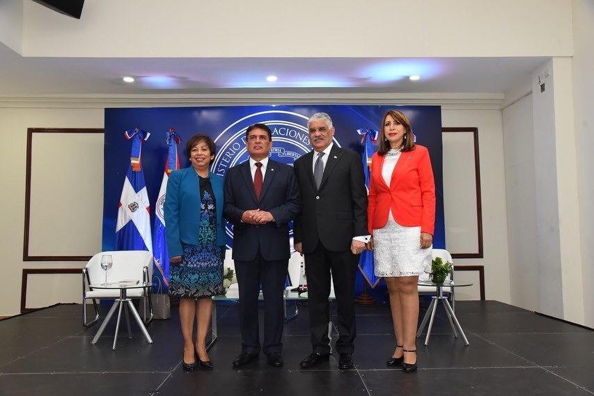 Presentan libro sobre relaciones diplomáticas entre Paraguay y la República Dominicana