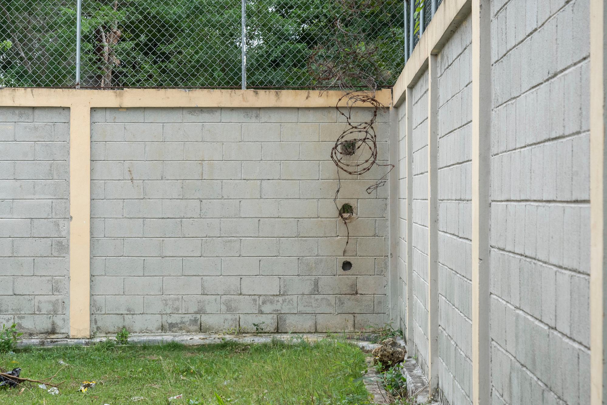 Hoyos en una de las paredes laterales de la veja de la escuela María Muñoz Soriano, en Los Guaricano.