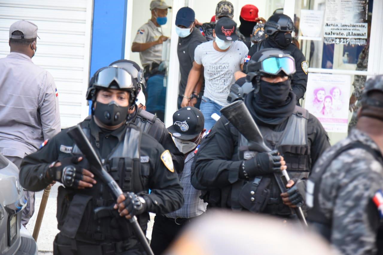 Los policías enviados a prisión por la muerte de la pareja de evangélicos en Villa Altagracia.