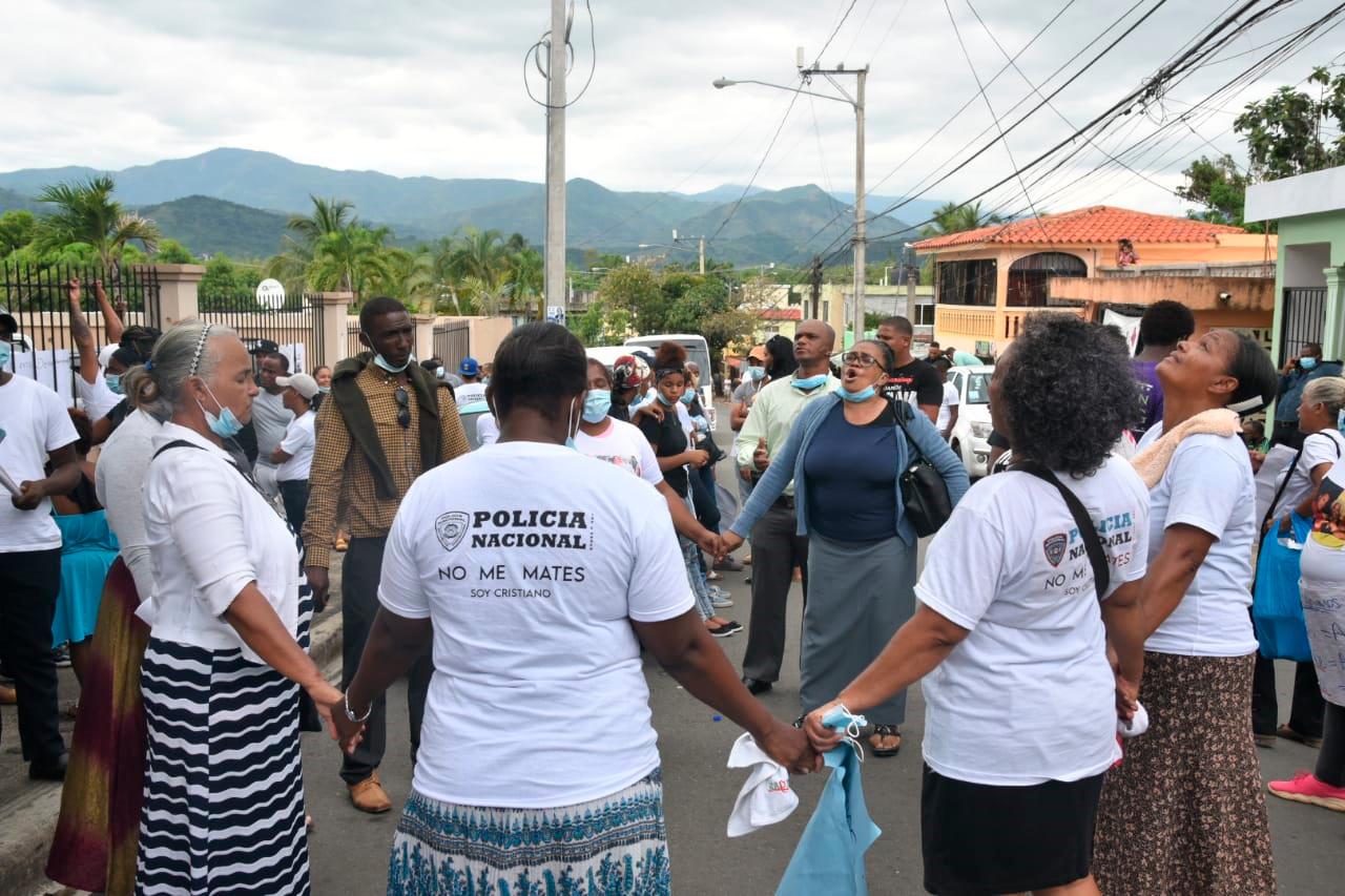 Parientes y amigos de Joel Díaz y Elisa Muñoz oran mientras se conocía la medida de coerción en la Oficina de Atención Permanente de San Cristóbal.