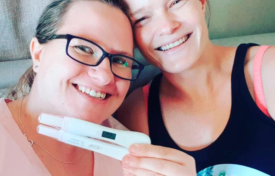 Pareja de lesbianas queda embarazada al mismo tiempo y del mismo donante de esperma