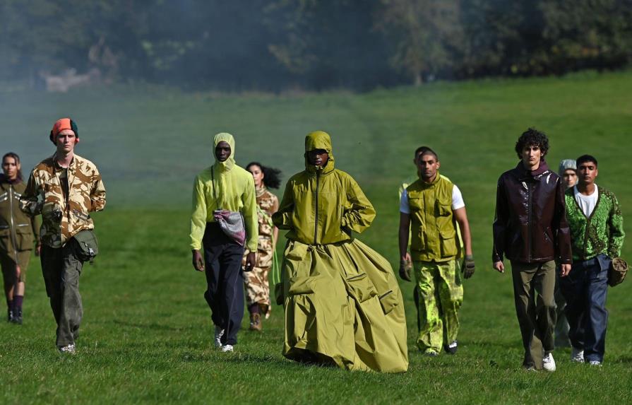 Paria Farzaneh alza la voz en contra de las guerras en London Fashion Week