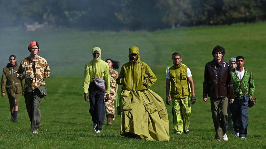 Paria Farzaneh alza la voz en contra de las guerras en London Fashion Week