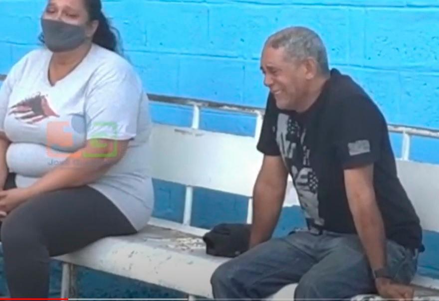 Mayra Polanco y Rufino Antonio Rosario, parientes de Sorivania Rosario Alejo, ultimada por en una discusión de tránsito en San Francisco de Macorís. 