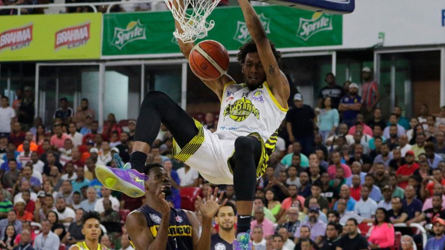 Un imparable Bass adelanta al Barias en la final distrital