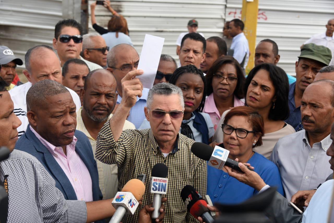 Miembros del Comité de Lucha por la Prevención del Parque del Este y Los Tres Ojos. En el centro el candidato a alcalde del municipio Santo Domingo Este.