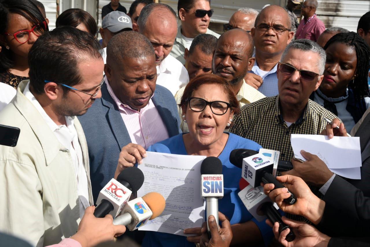 Miembros del Comité de Lucha por la Prevención del Parque del Este y Los Tres Ojos durante una rueda de prensa en el mimo lugar donde se construye la terminal.