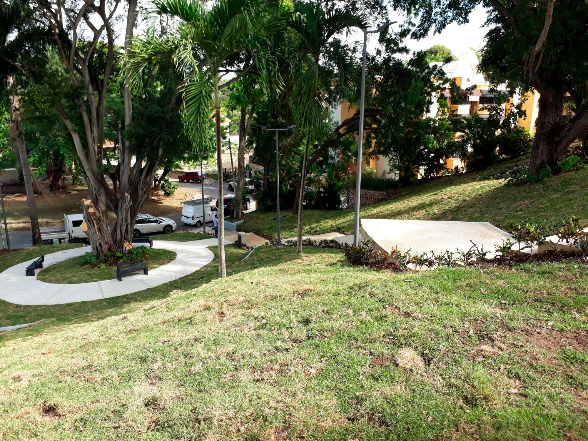 El parque se extiende hasta la parte baja que comunica con la Urbanización Los Ríos.