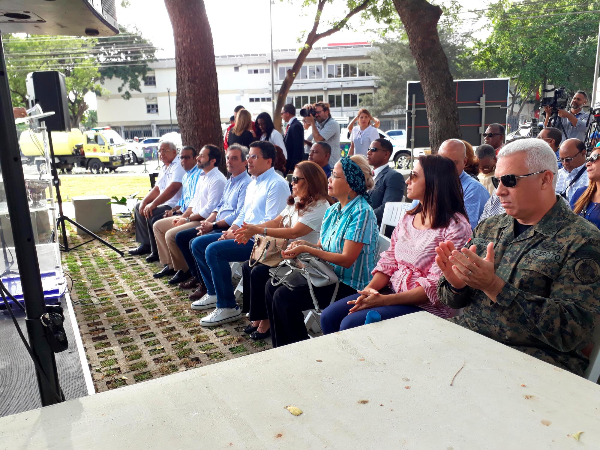 Parte de los asistentes a la reinauguración del parque.